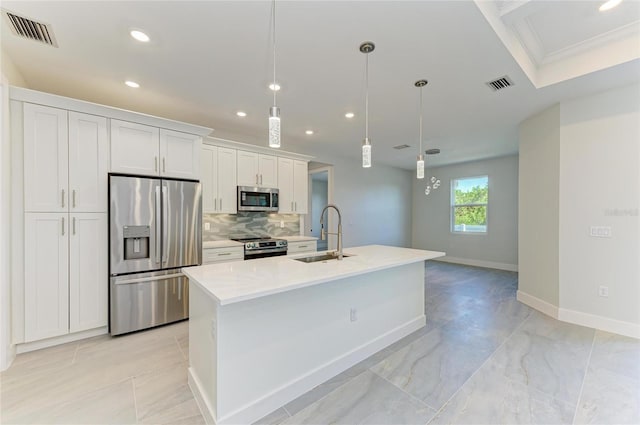 kitchen featuring a sink, visible vents, stainless steel appliances, baseboards, and recessed lighting