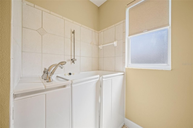 9106 Yarberry St, Sarasota, FL 34240 - laundry room featuring laundry area