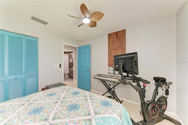bedroom featuring ceiling fan, a textured ceiling, baseboards, visible vents, and a closet