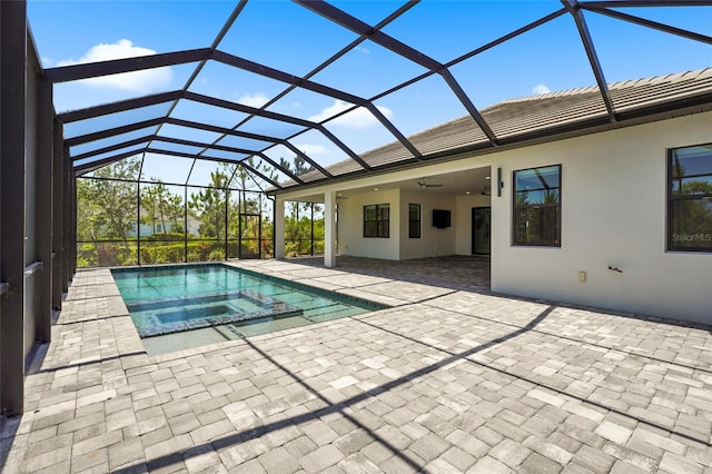 8229 Grande Shores Dr, Sarasota, FL 34240 - view of pool featuring a patio area, a pool with connected hot tub, ceiling fan, and a lanai