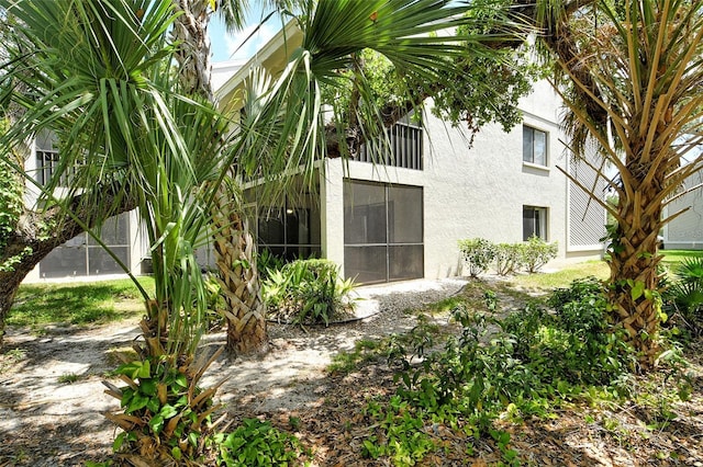 7876 Eagle Creek Dr, Sarasota, FL 34243 - view of yard featuring a sunroom