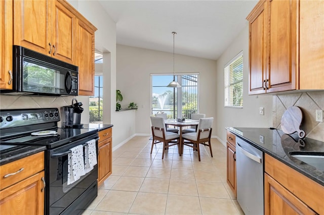 6519 43rd Ct E, Sarasota, FL 34243 - kitchen with backsplash, black appliances, baseboards, and vaulted ceiling