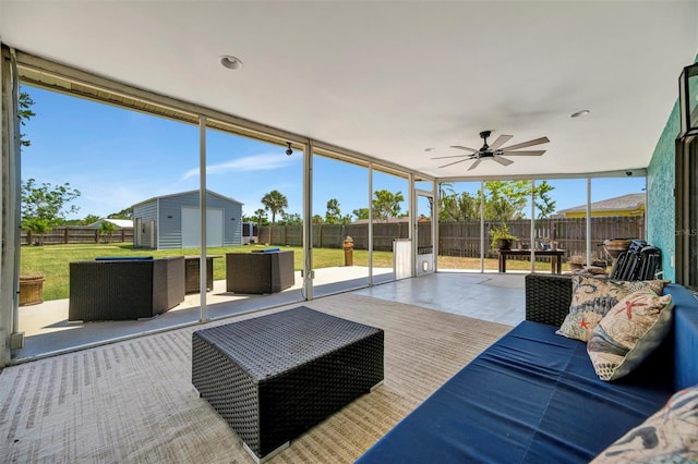 sunroom / solarium featuring outdoor lounge area and ceiling fan