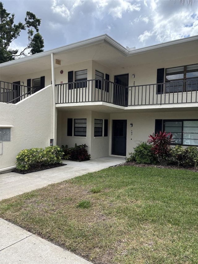 7050 Fairway Bend Ln Unit 167, Sarasota, FL 34243 - view of front of house with stucco siding and a front lawn
