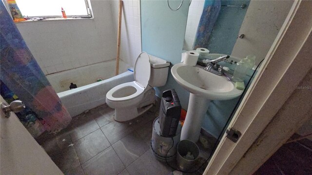 bathroom featuring shower / bath combo with shower curtain, tile patterned floors, and toilet