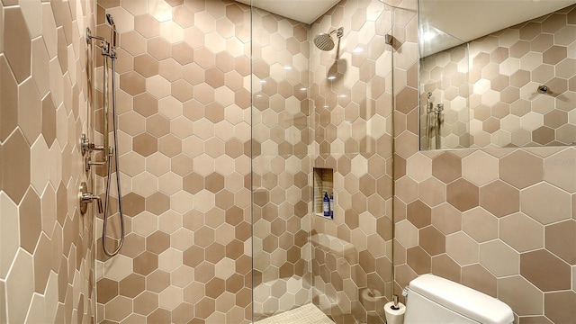 3605 Quail Hollow Ln, Bradenton, FL 34210 - bathroom featuring toilet and tiled shower