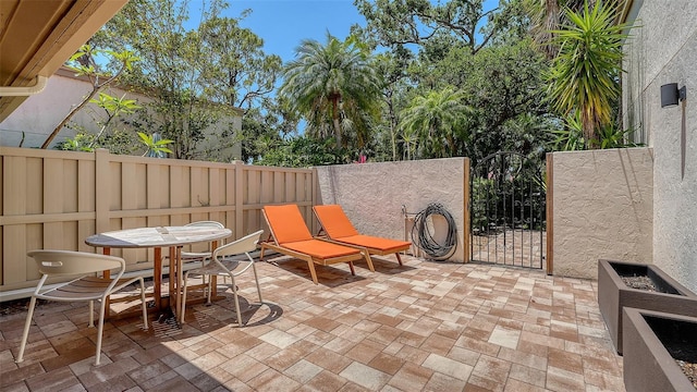 3605 Quail Hollow Ln, Bradenton, FL 34210 - view of patio / terrace with a gate and fence