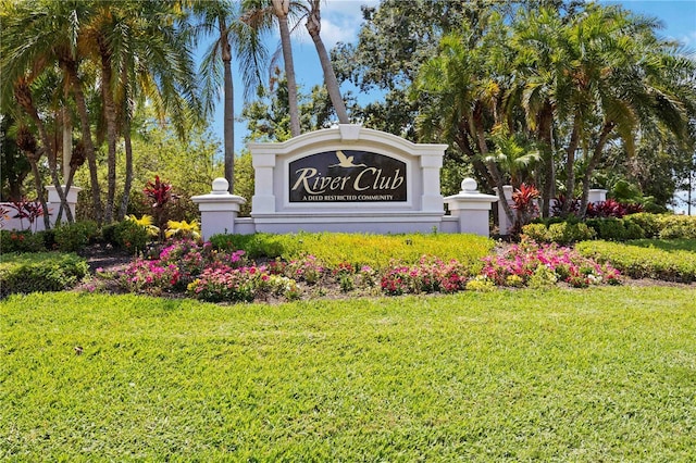 community / neighborhood sign featuring a yard