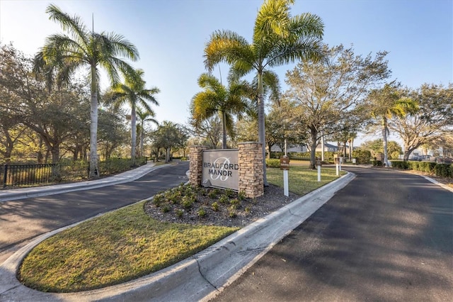 view of community / neighborhood sign