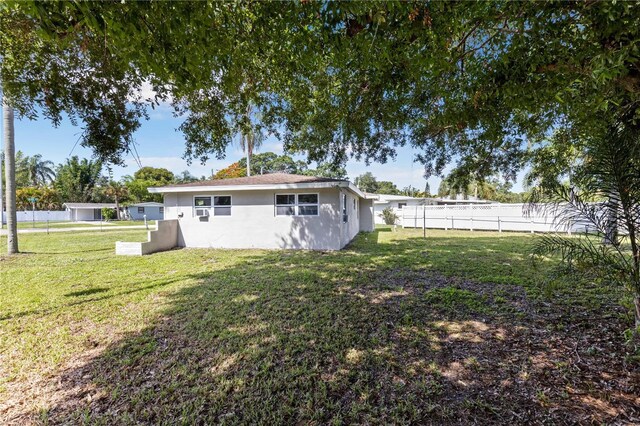 4229 Alna Way, Sarasota, FL 34232 - back of property with stucco siding