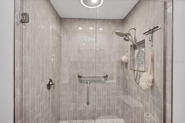 full bathroom featuring tiled shower