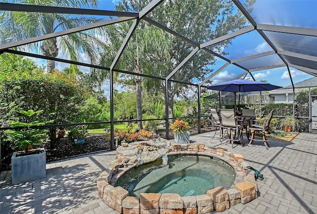 12133 Forest Park Cir, Bradenton, FL 34211 - view of swimming pool featuring an in-ground hot tub, a patio, and glass enclosure