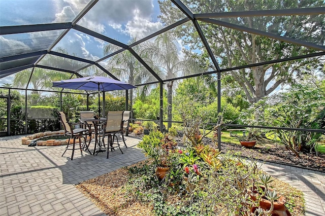 12133 Forest Park Cir, Bradenton, FL 34211 - view of patio featuring an in-ground hot tub and a lanai