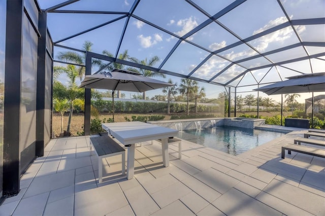8195 Redonda Loop, Lakewood Ranch, FL 34202 - view of swimming pool with a lanai, a pool with connected hot tub, and a patio area