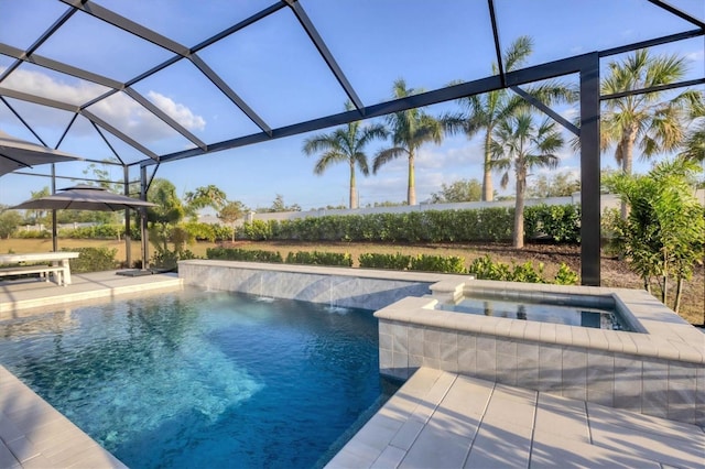 8195 Redonda Loop, Lakewood Ranch, FL 34202 - outdoor pool with a lanai and an in ground hot tub