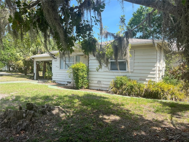 2415 Pelican Dr, Sarasota, FL 34237 - view of front facade featuring a front lawn