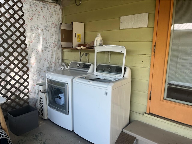 2415 Pelican Dr, Sarasota, FL 34237 - laundry area with washer and clothes dryer