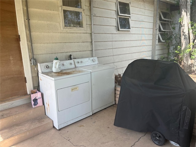 2415 Pelican Dr, Sarasota, FL 34237 - laundry area featuring independent washer and dryer