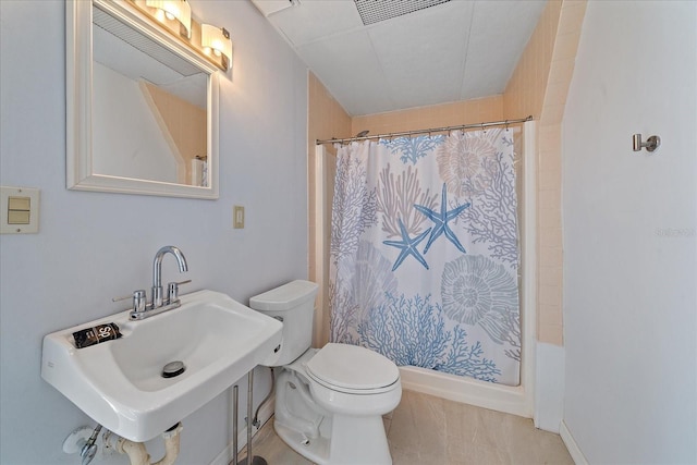 full bathroom featuring a sink, a shower with curtain, and toilet