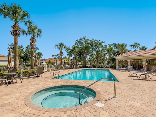 1313 Thornapple Dr, Osprey, FL 34229 - community pool with a community hot tub and a patio