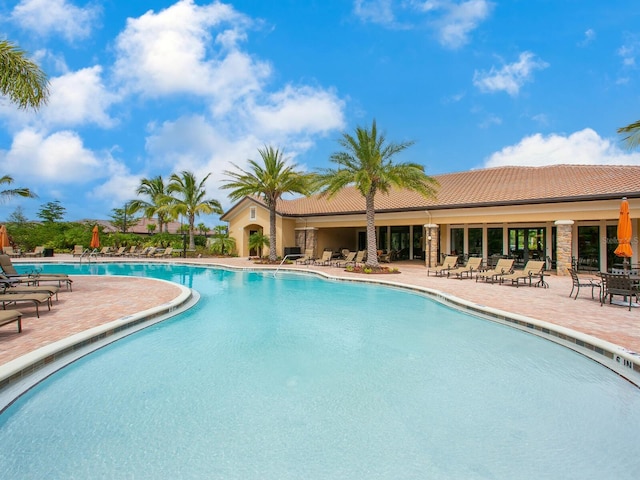 2525 Vaccaro Dr, Sarasota, FL 34231 - community pool featuring a patio