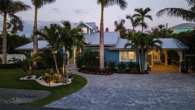 view of front of property featuring driveway and a front yard