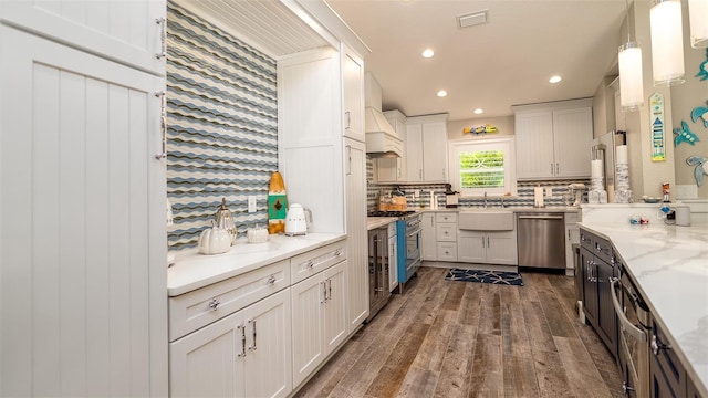 kitchen with visible vents, dark wood-style flooring, white cabinets, appliances with stainless steel finishes, and backsplash