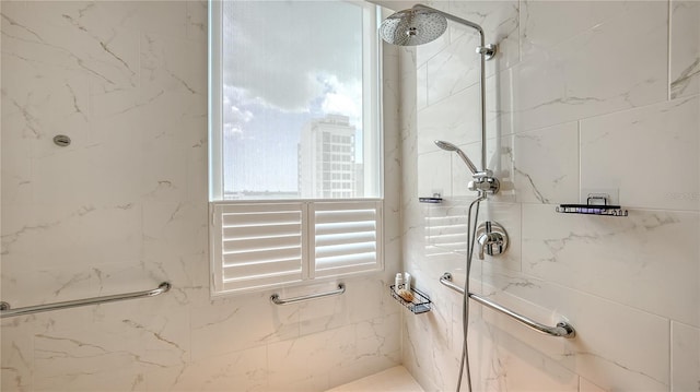 bathroom featuring tiled shower