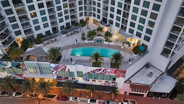 aerial view of a pool area and apartment complex / building
