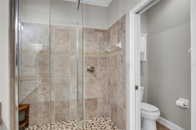 full bath featuring baseboards, ornamental molding, a shower stall, and toilet