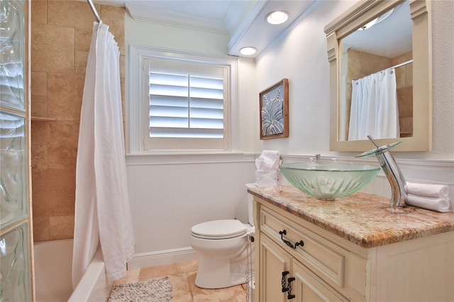 10108 Kingfisher Rd E, Bradenton, FL 34209 - bathroom featuring toilet, vanity, crown molding, shower / bath combo, and a wainscoted wall