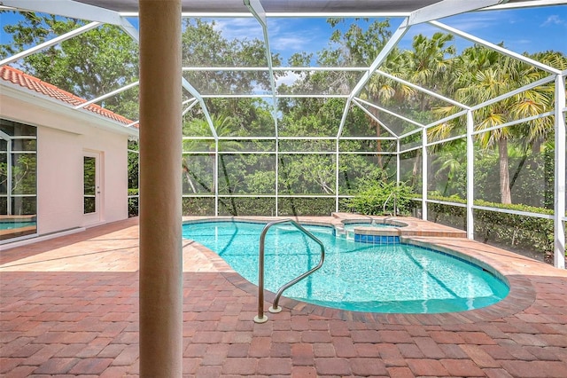 4730 Old Farm Rd, Sarasota, FL 34233 - view of swimming pool featuring a pool with connected hot tub, a lanai, and a patio area