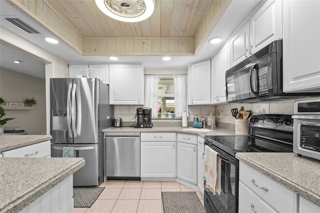 kitchen featuring visible vents, black appliances, wooden ceiling, and tasteful backsplash