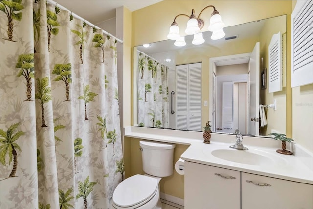 bathroom with an inviting chandelier, visible vents, vanity, toilet, and a shower with curtain