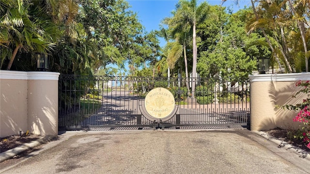 975 Whitakers Ln, Sarasota, FL 34236 - view of gate