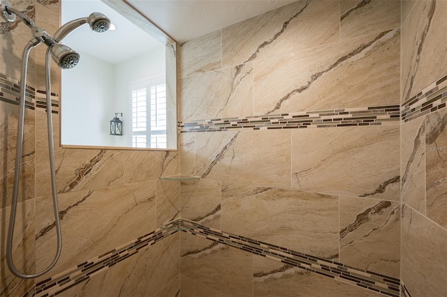 bathroom featuring a tile shower