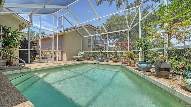 3984 Lyndhurst Ct, Sarasota, FL 34235 - outdoor pool with a patio and glass enclosure