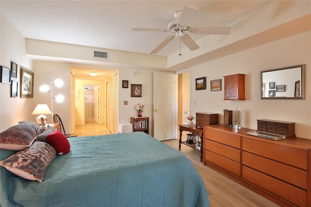 5362 Huntingwood Ct Unit 16, Sarasota, FL 34235 - bedroom featuring visible vents, a ceiling fan, light wood-style floors, and ensuite bathroom