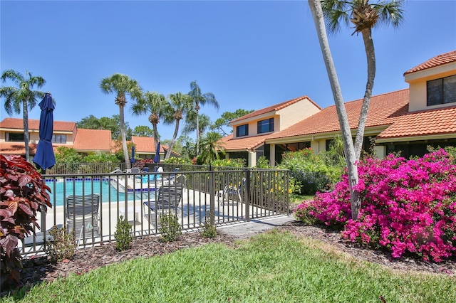 5362 Huntingwood Ct Unit 16, Sarasota, FL 34235 - community pool with fence and a patio
