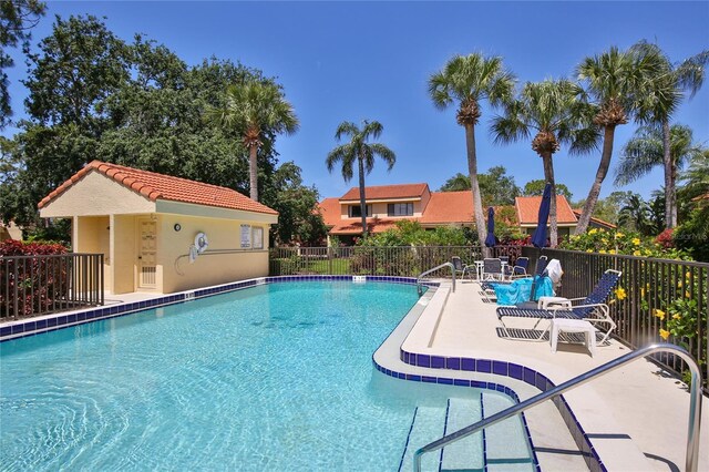 5362 Huntingwood Ct Unit 16, Sarasota, FL 34235 - pool featuring fence and a patio area