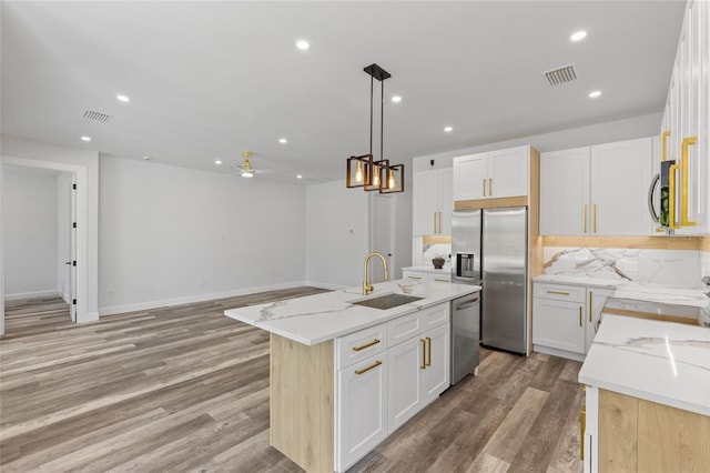 532 Yale Rd, Venice, FL 34293 - kitchen with ceiling fan, visible vents, appliances with stainless steel finishes, a sink, and light wood finished floors