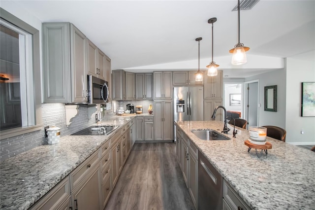 kitchen featuring visible vents, dark wood-style floors, a sink, appliances with stainless steel finishes, and backsplash