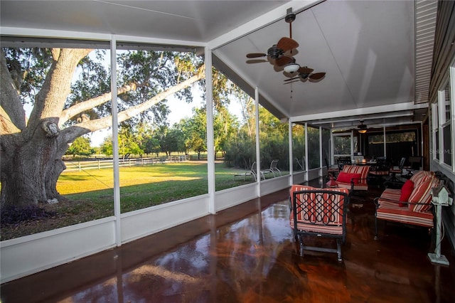 sunroom with ceiling fan
