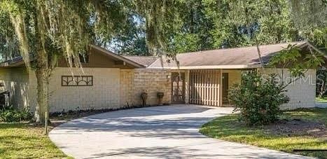 view of front of property featuring driveway