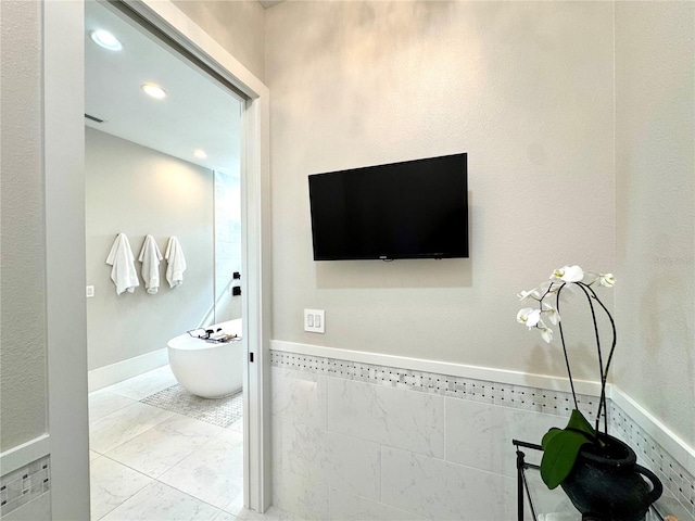 full bath featuring recessed lighting and a soaking tub
