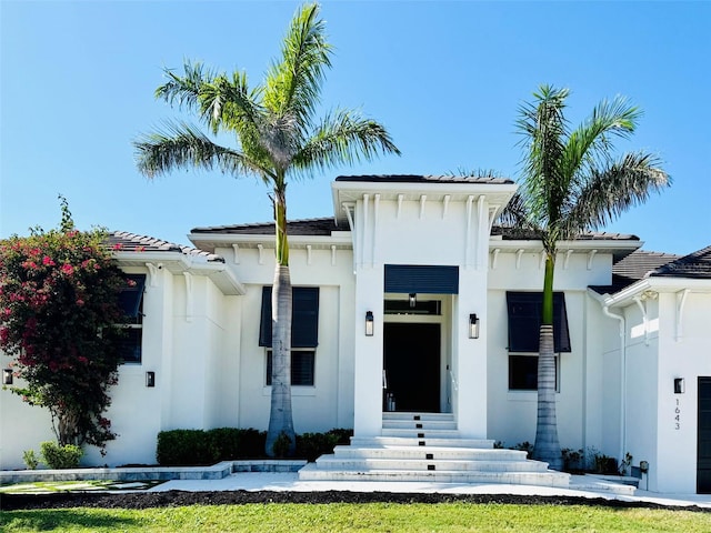 view of front facade with stucco siding