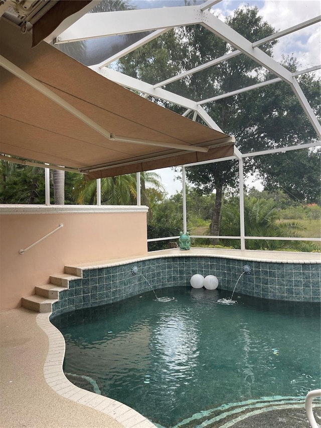 7624 Boltons Ct, Bradenton, FL 34201 - swimming pool with glass enclosure