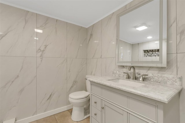 2319 Beneva Ter Unit 2284, Sarasota, FL 34232 - bathroom with vanity, crown molding, toilet, and tile walls
