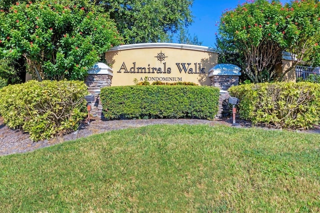 community / neighborhood sign featuring a yard
