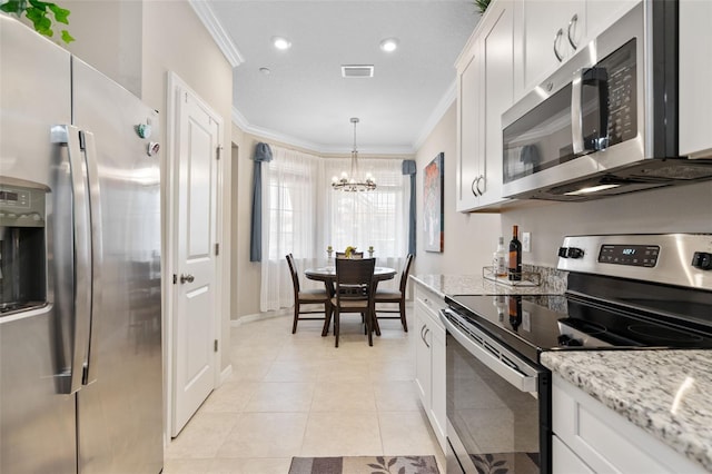 kitchen featuring crown molding, a chandelier, appliances with stainless steel finishes, and visible vents